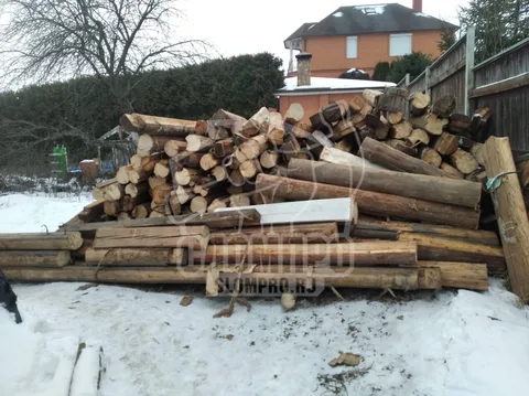 Деревянные бревна складированные на участке