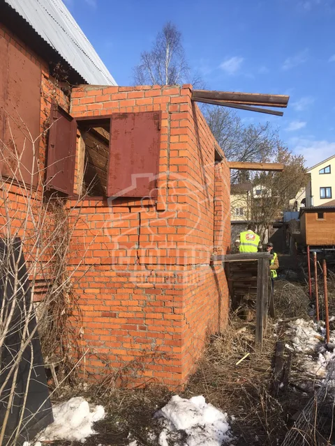 Кирпичная пристройка с демонтированной крышей