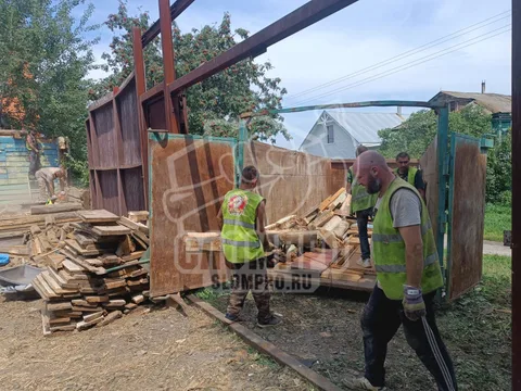 Вывоз мусора контейнерами 27м3 и 20м3 после демонтажа дома.
