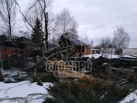 Процесс расчистки участка после пожара в малино Ступинского района