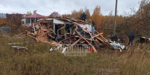 Процесс сноса деревянного дома