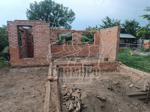 Чистый и ровный участок после демонтажа деревянного дома под ключ.