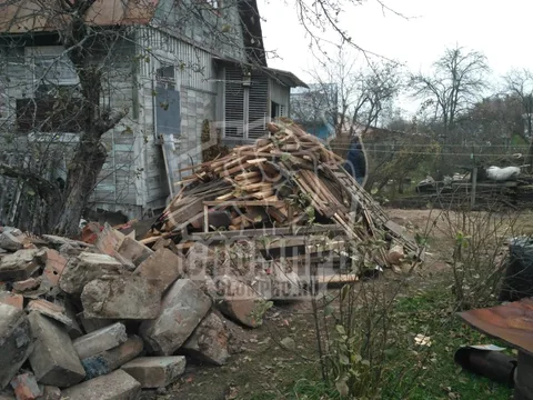 Складированный строительный мусор
