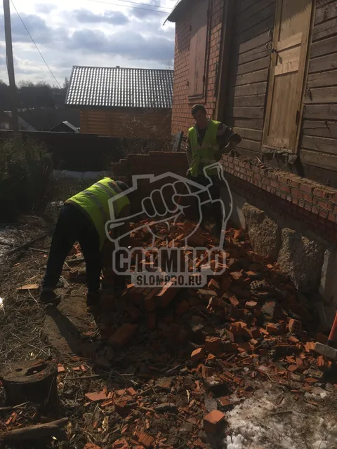 Процесс демонтажа кирпичной кладки