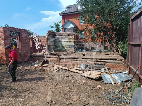 Процесс демонтажа большого деревянного дома МО