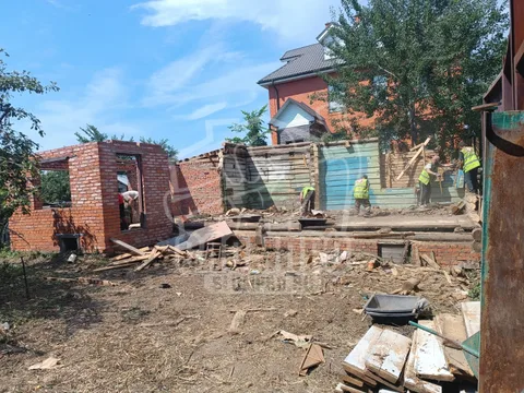 Общий план, на котором видно, как над объектом работает сразу вся большая бригада.