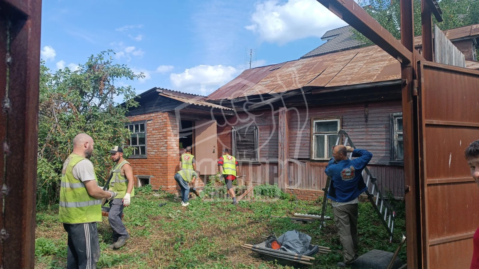 Демонтаж большого бревенчатого дома за один день в Луховицах