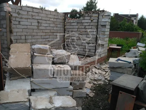 Демонтаж каменного дома.