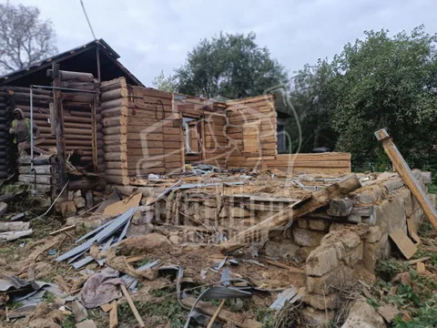 Сбор мусора при демонтаже бревенчатого дома